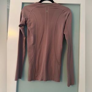 Mauve Lululemon long sleeve tee with pocket holes